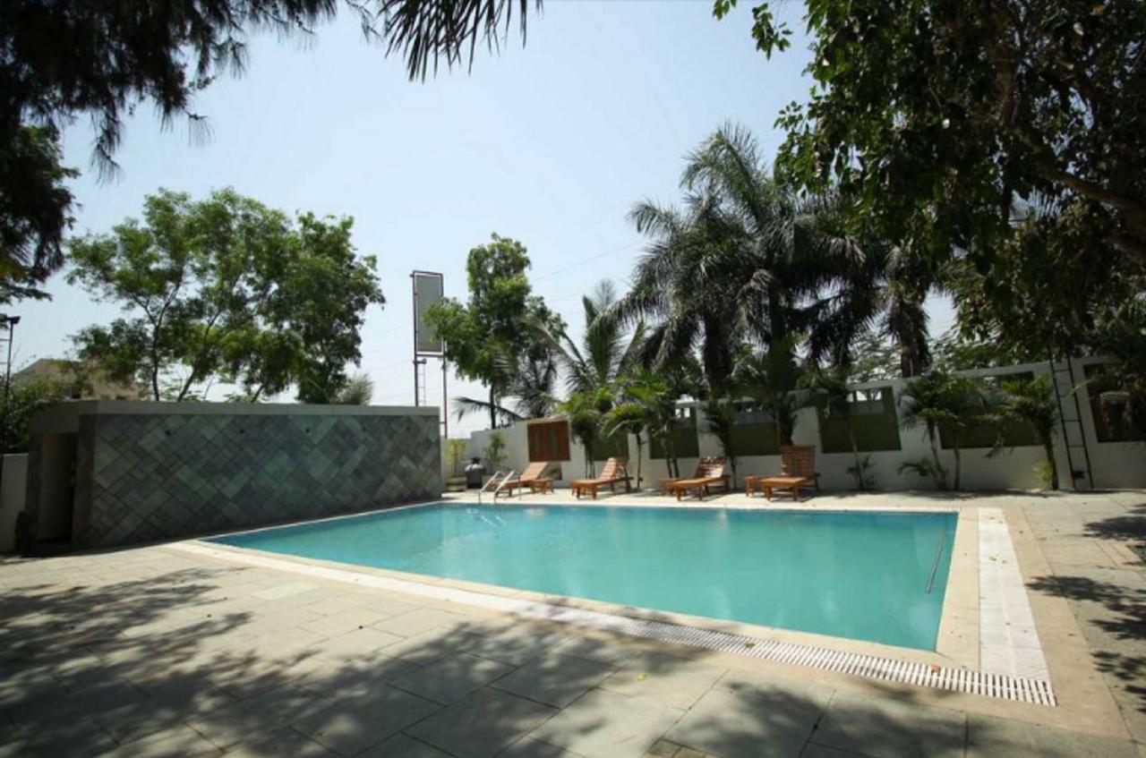 Hotel Executive Surate Exterior foto