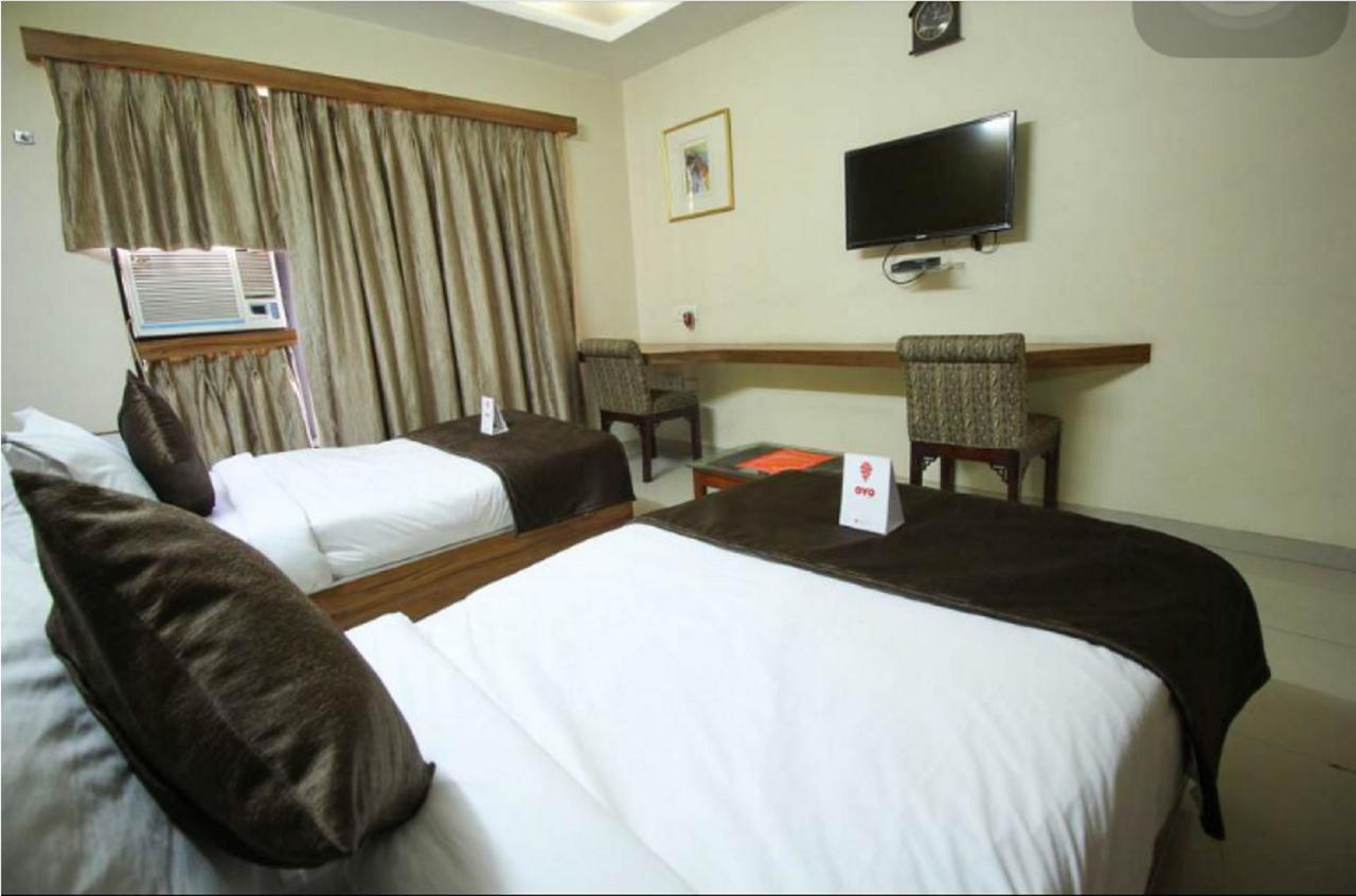 Hotel Executive Surate Exterior foto