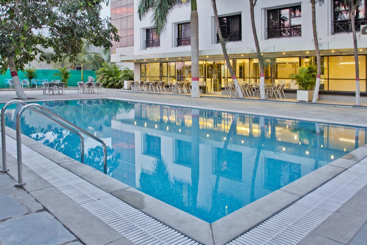 Hotel Executive Surate Exterior foto