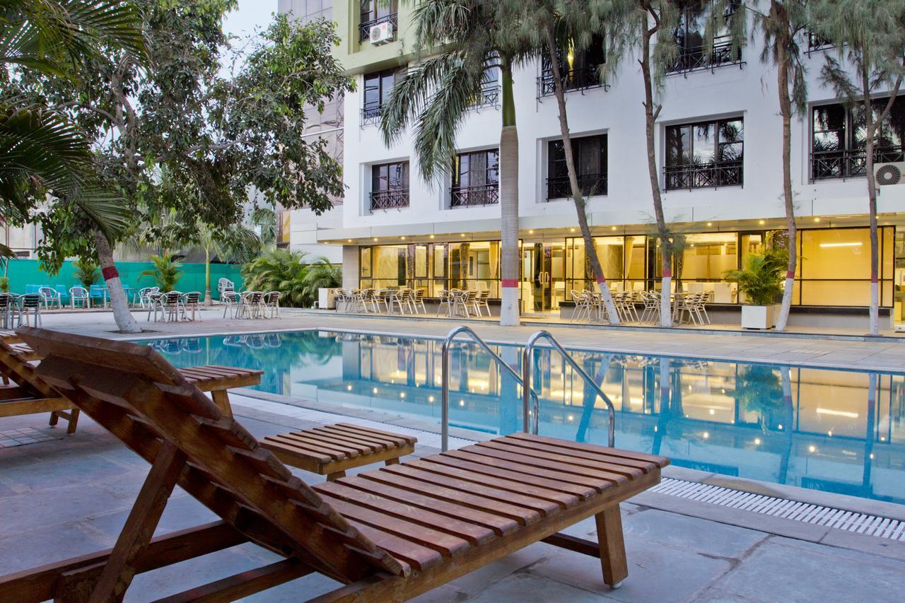 Hotel Executive Surate Exterior foto